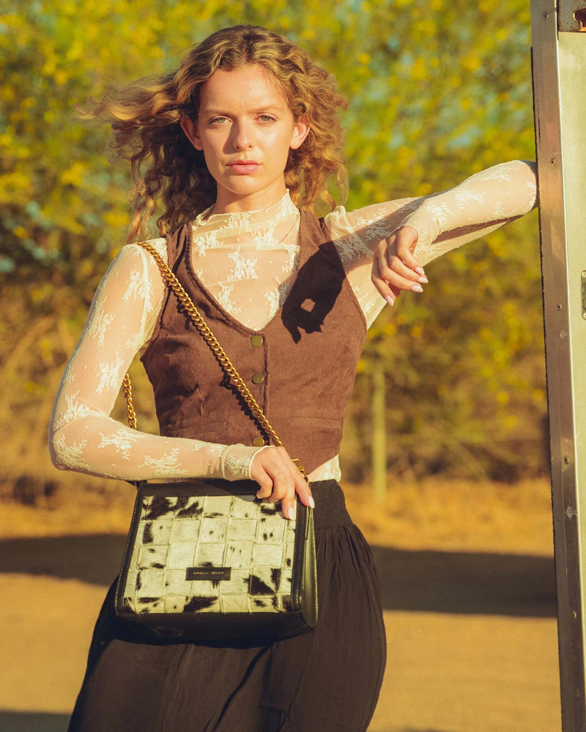 LW SCRAPPY MEDIUM CHAIN BAG IN COWHIDE AND BLACK CALFSKIN