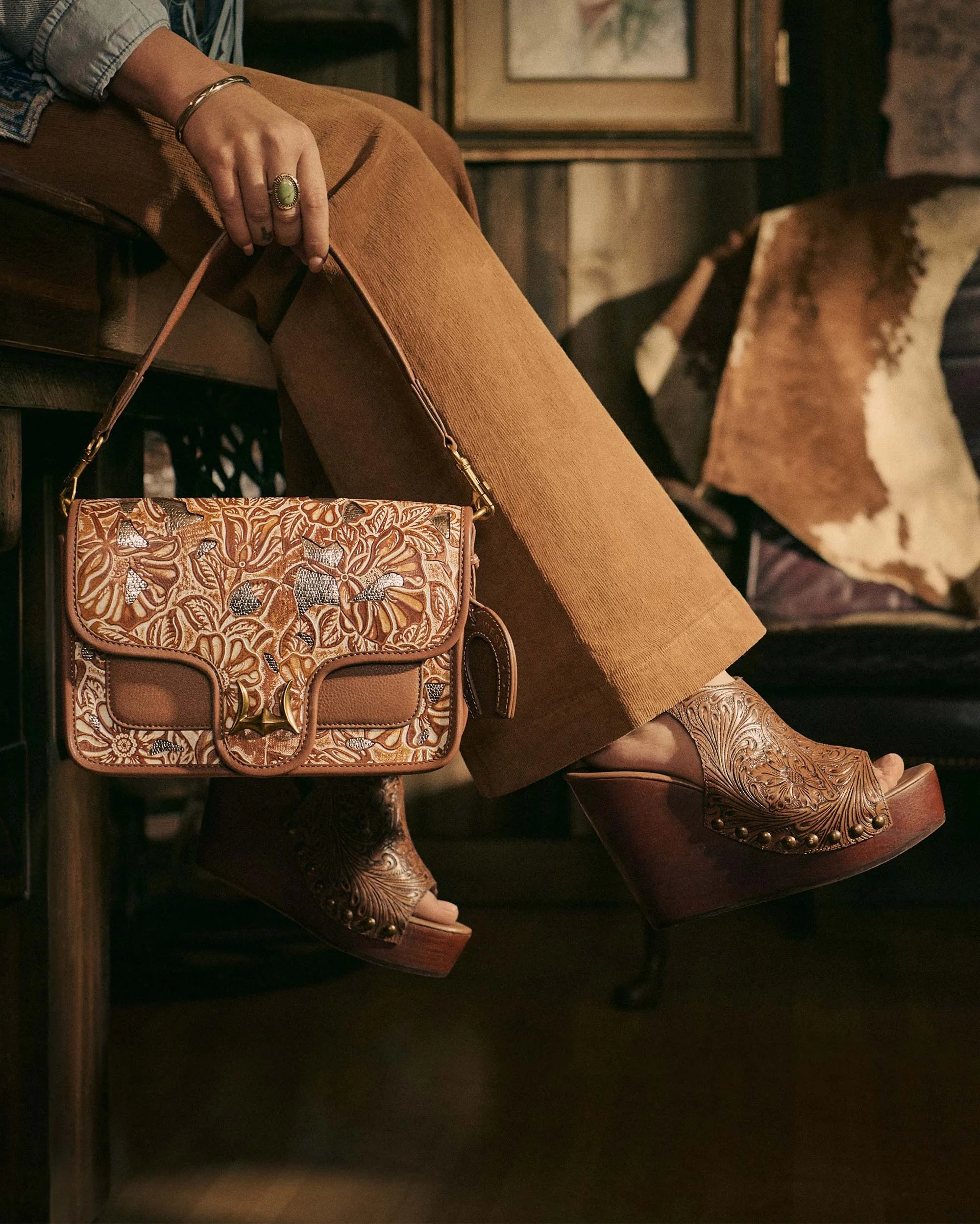Shell Medium Purse – Golden Floral Leather